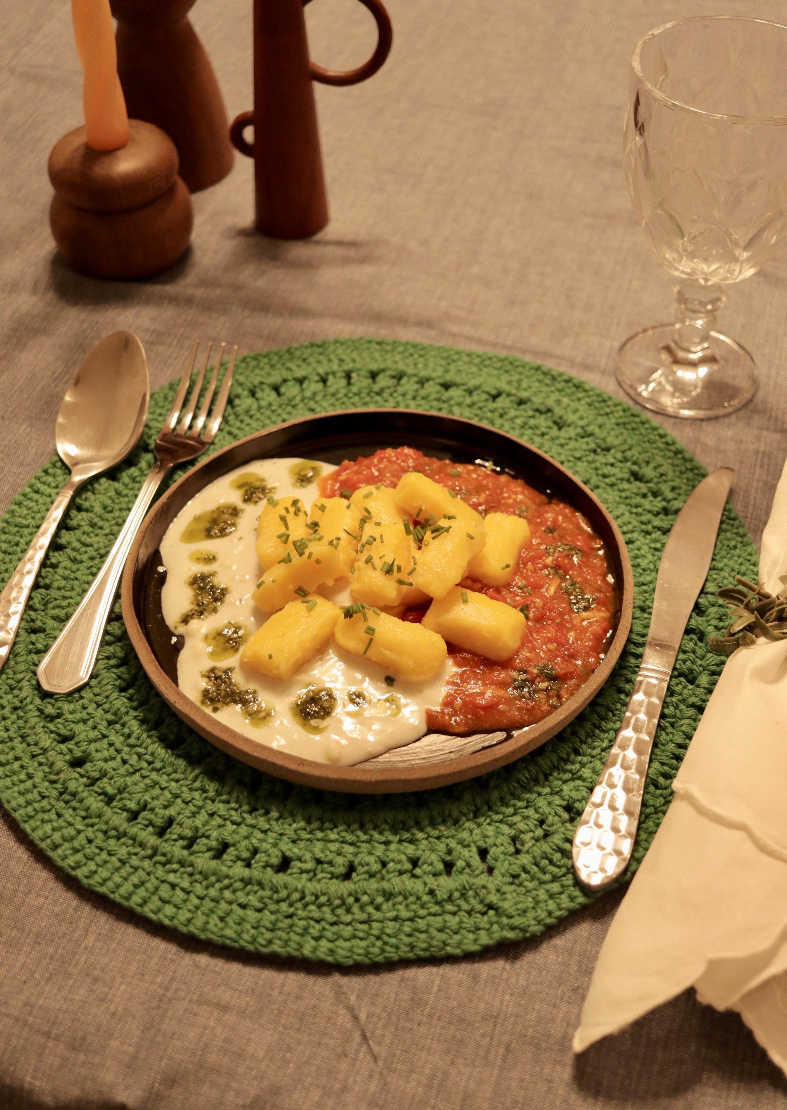 Nhoque artesanal com molho branco, molho vermelho e pesto