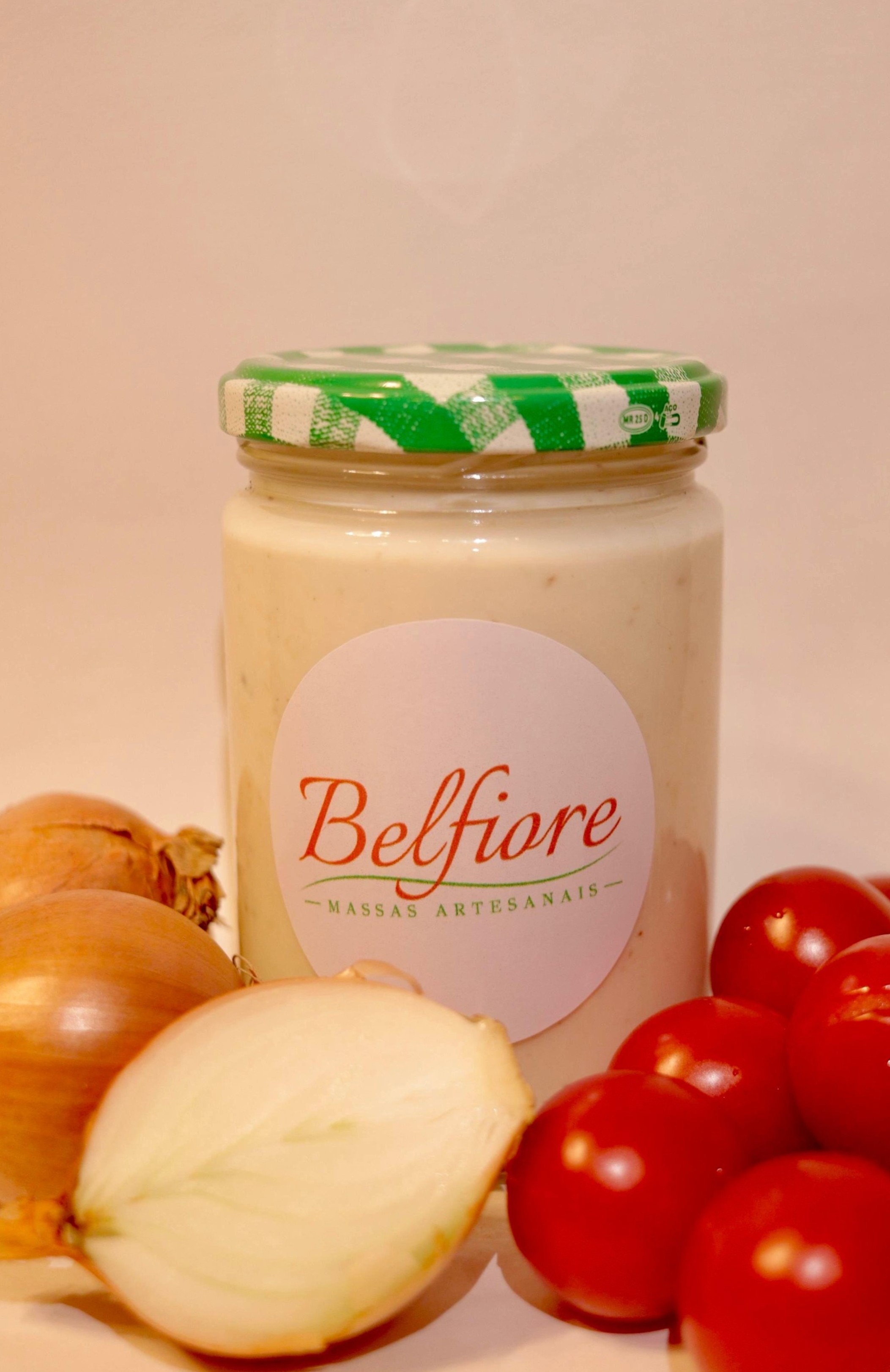 Pote de molho branco Belfiore com tomates e cebola