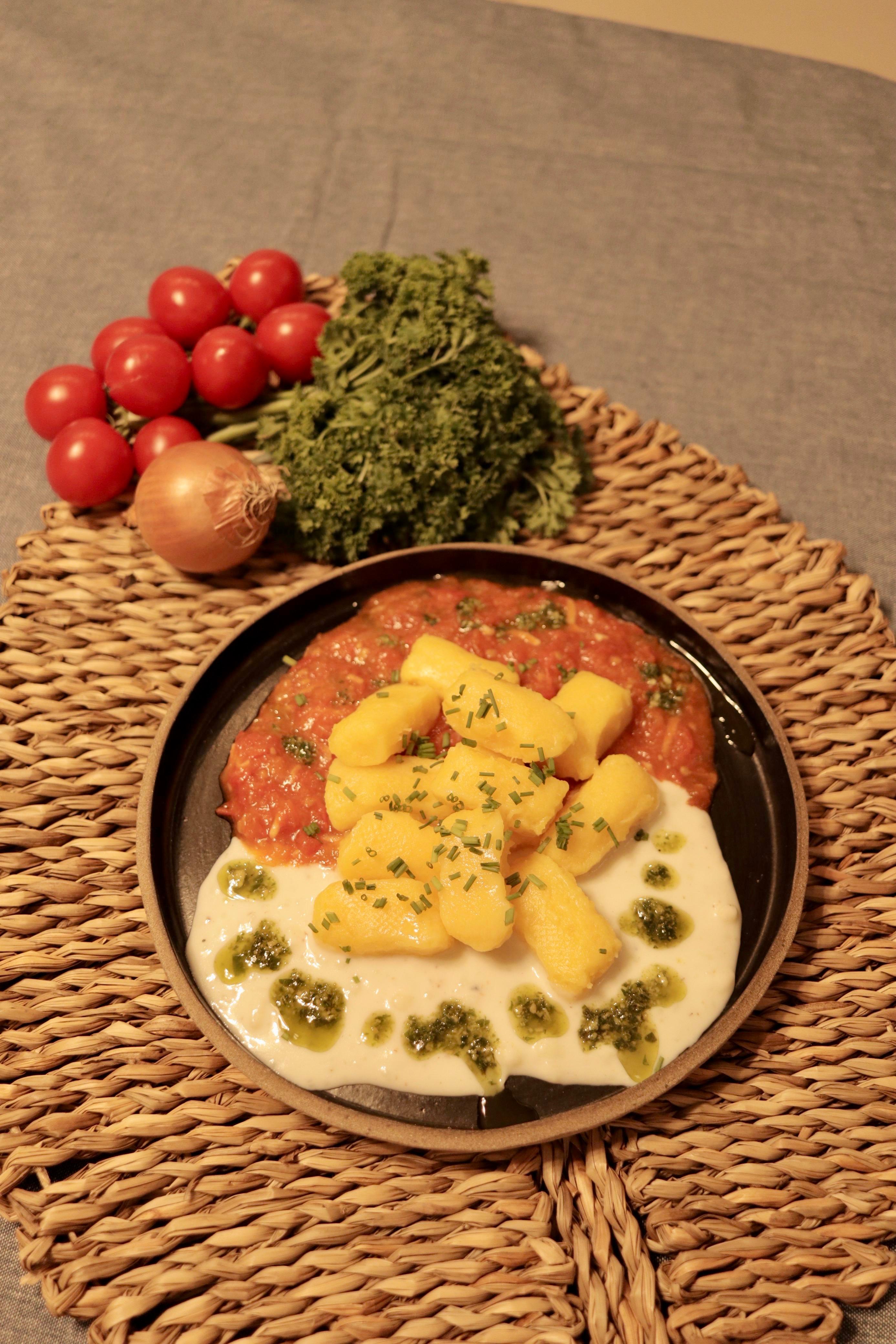 Nhoque artesanal com molho vermelho, molho branco e pesto