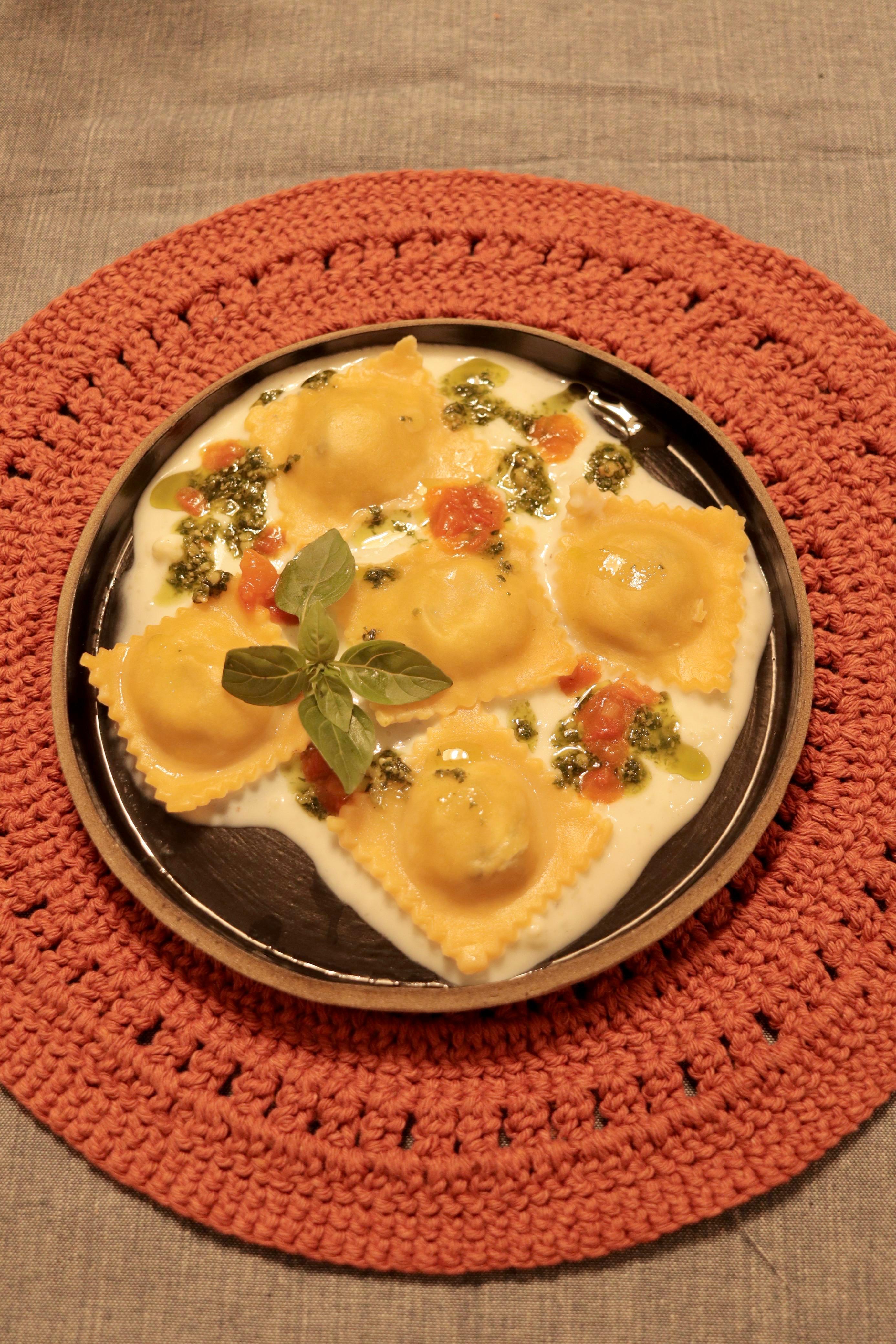 Ravioli com tomates frescos e ervas
